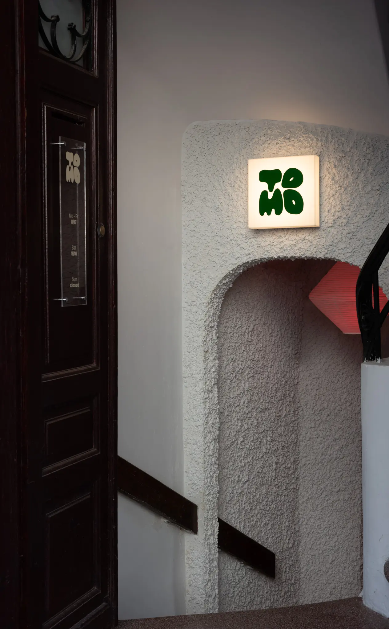 Casa scării cu sigla TOMO deasupra arcadei spre demisol